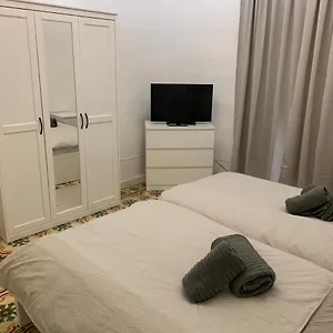 https://2-bedroom-apartment-in-the-centre-of-valletta.hotelssaintjulians.com