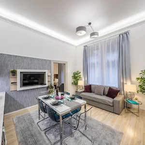 Apartment Market, Budapest